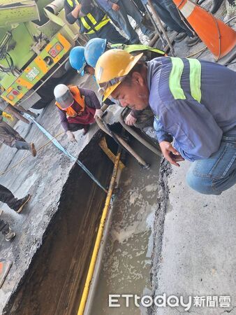 ▲台南市中西區五妃街近西門路口路面突下陷，出現長約2公尺、深近2公尺的大型坑洞，坑洞下方自來水管線裸露漏水，工務局緊急通知自來水公司到場搶修，並灌漿回填。（圖／記者林東良翻攝，下同）