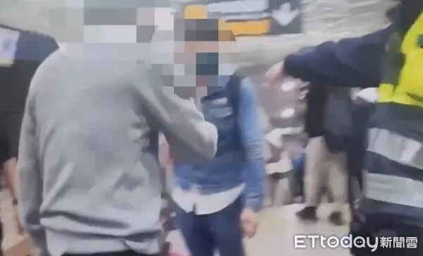 ▲▼▲兩名男子在搭捷運，因為腳合不合起來發生口角，最後捷警到場處理。（圖／記者邱中岳翻攝）