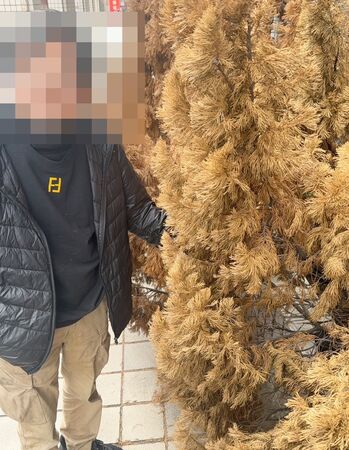 ▲中壢警方調閱監視器查獲拾獲謝姓男子，劉男辯稱從路邊拾獲。（圖／中壢警方提供）