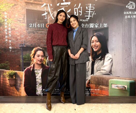 ▲《我家的事》藍葦華、曾敬驊、黃珮琪、高伊玲、導演潘客印。（圖／CATCHPLAY提供）