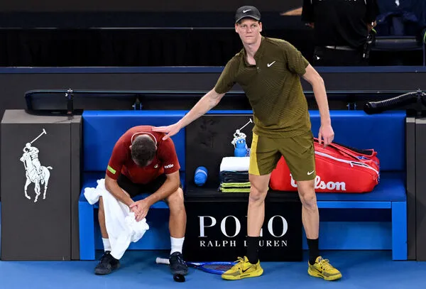 ▲辛納首輪對手加斯東再連掉兩盤後選擇退賽。（圖／路透）