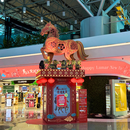 ▲▼機場滾印紅包袋爆紅。（圖／昇恆昌免稅商店提供）