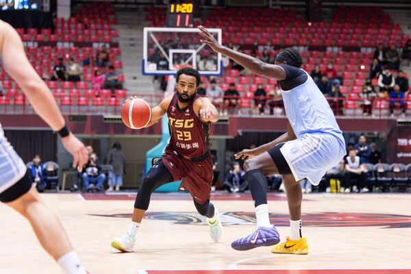 ▲台鋼獵鷹多比、谷毛唯嘉。（圖／PLG提供）