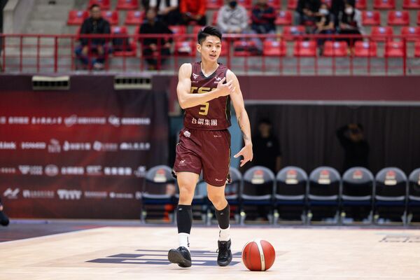 ▲台鋼獵鷹多比、谷毛唯嘉。（圖／PLG提供）