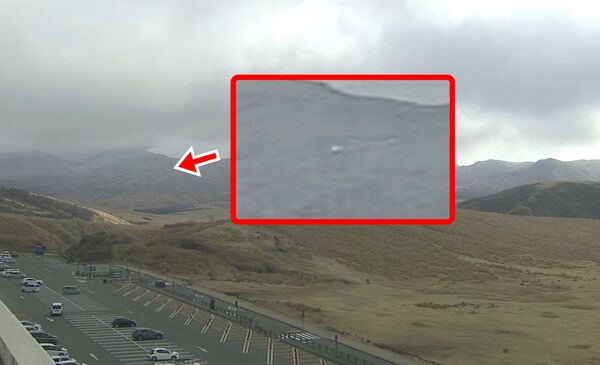 ▲阿蘇火山直升機傳失事2台灣人失聯！直播鏡頭疑捕捉到墜毀瞬間。（圖／翻攝自YouTube／RKK NEWS DIG）