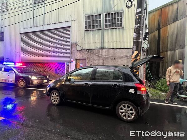 ▲▼新北樹林騎士打滑，與另輛自小客發生擦撞，命危搶救中。（圖／記者陳以昇翻攝）