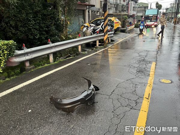 ▲▼新北樹林騎士打滑，與另輛自小客發生擦撞，命危搶救中。（圖／記者陳以昇翻攝）