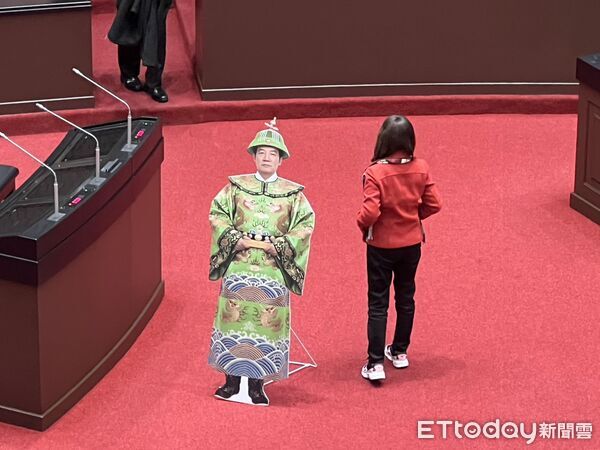 ▲國民黨團製作賴清德看板放置議場。（圖／記者蘇靖宸攝）