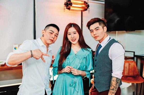 不只是「假男友」3／晨灰75萬訂閱頻道曾一夕歸零　將保時捷讓女神鄭若青開爆戀情