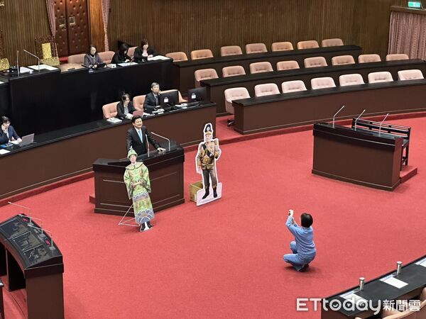 ▼國民黨團總召傅崐萁與「賴皇」、「賴世凱」看板合影。（圖／記者詹詠淇攝）