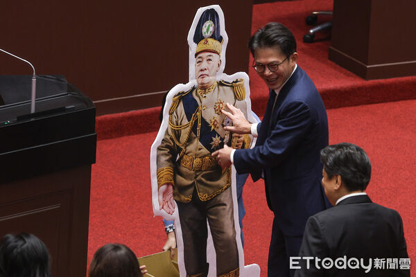 ▲黃國昌與民眾黨團準備的「賴世凱」人形立牌合影。（圖／記者林敬旻攝）