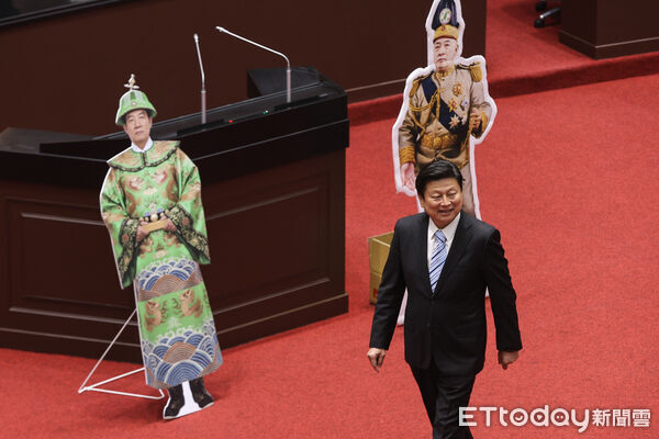 ▲立法院彈劾總統賴清德審查會，傅崐萁與黃國昌準備賴皇人形立牌。（圖／記者林敬旻攝）