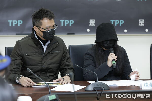 ▲▼民眾黨「被裁掉的真相 新北市鶯歌區私立幼兒園霸凌案」記者會，民眾黨立院黨團總召黃國昌、新北市議員陳世軒、當事孩童家長出席。（圖／記者湯興漢攝）