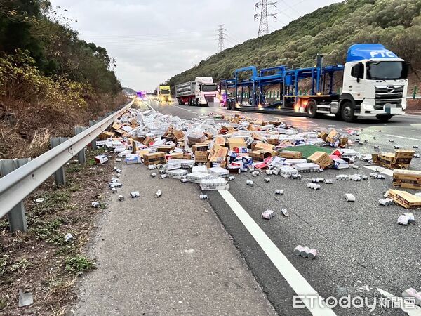 ▲▼國道3號自小客車閃避動物屍體自撞護欄，遭後方大貨車追撞，罐頭食品散落一地。（圖／記者許權毅翻攝）