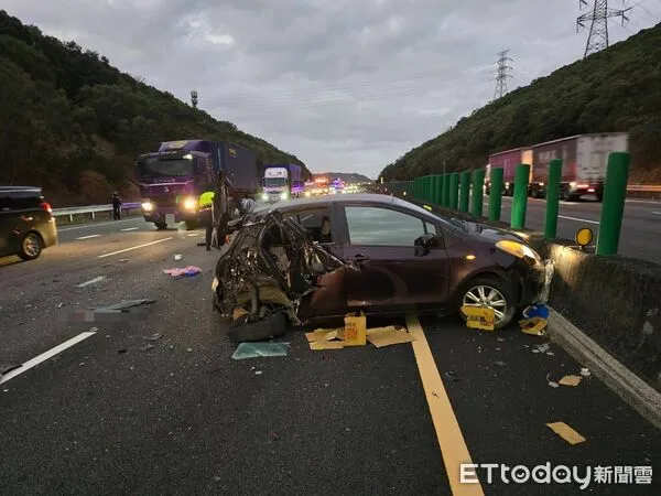 ▲▼國道3號自小客車閃避動物屍體自撞護欄，遭後方大貨車追撞，罐頭食品散落一地。（圖／記者許權毅翻攝）