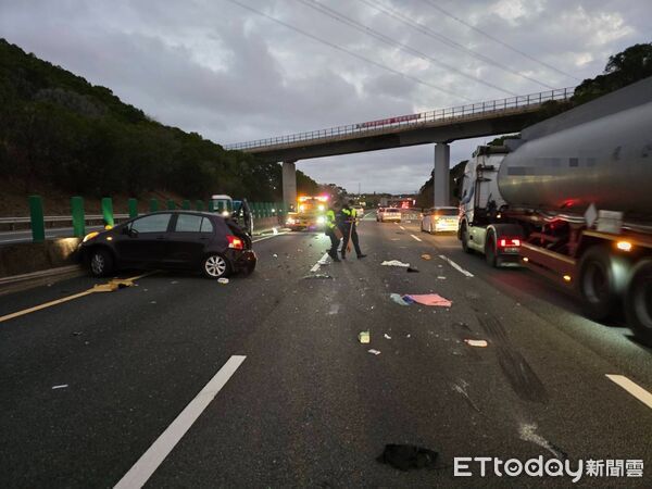 ▲▼國道3號自小客車閃避動物屍體自撞護欄，遭後方大貨車追撞，罐頭食品散落一地。（圖／記者許權毅翻攝）