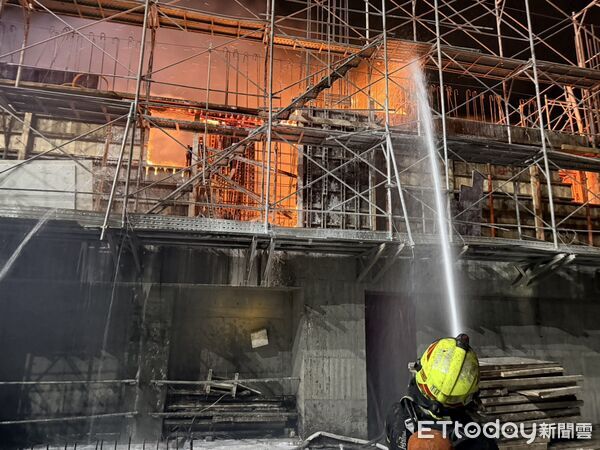 ▲台南市安南區一處高層建築工地發生火警，屋頂層竄出火舌與濃煙，消防人員迅速佈線搶救。（記者林東良翻攝，下同）