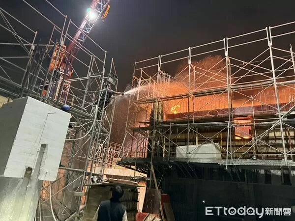 ▲台南市安南區一處高層建築工地發生火警，屋頂層竄出火舌與濃煙，消防人員迅速佈線搶救。（記者林東良翻攝，下同）