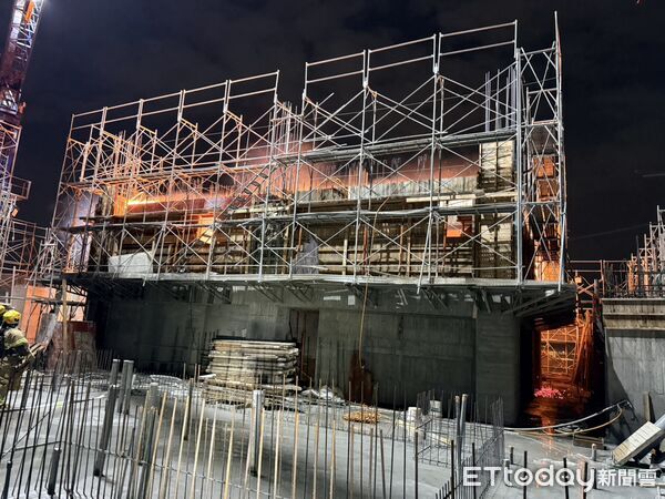 ▲台南市安南區一處高層建築工地發生火警，屋頂層竄出火舌與濃煙，消防人員迅速佈線搶救。（記者林東良翻攝，下同）