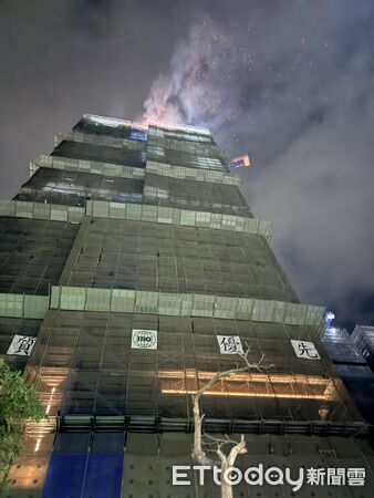 ▲台南市安南區一處高層建築工地發生火警，屋頂層竄出火舌與濃煙，消防人員迅速佈線搶救。（記者林東良翻攝，下同）