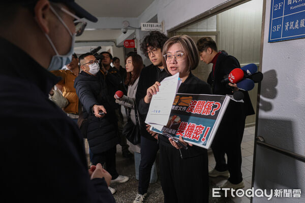 ▲民進黨立委陳培瑜、沈伯洋前往調閱國防委員會畫面。（圖／記者林敬旻攝）