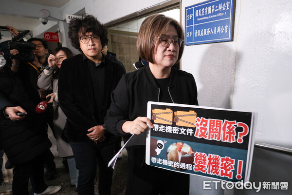 ▲民進黨立委陳培瑜、沈伯洋前往調閱國防委員會畫面。（圖／記者林敬旻攝）