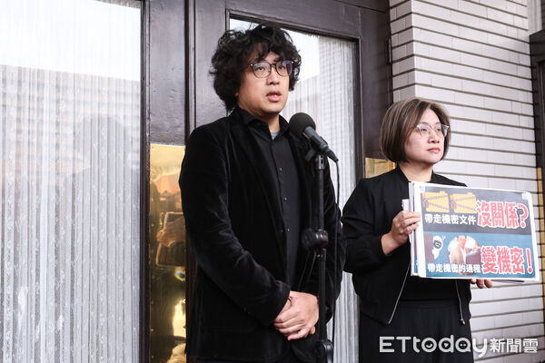 ▲民進黨立委陳培瑜、沈伯洋前往調閱國防委員會畫面。（圖／記者林敬旻攝）