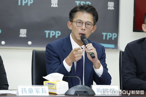 ▲▼民眾黨「被裁掉的真相 新北市鶯歌區私立幼兒園霸凌案」記者會，民眾黨立院黨團總召黃國昌、新北市議員陳世軒、當事孩童家長出席。（圖／記者湯興漢攝）