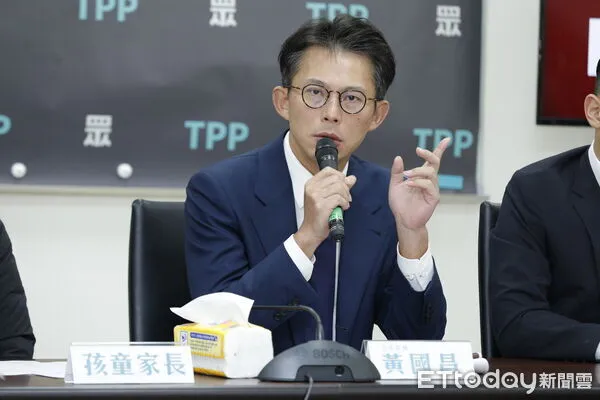 ▲▼民眾黨「被裁掉的真相 新北市鶯歌區私立幼兒園霸凌案」記者會，民眾黨立院黨團總召黃國昌、新北市議員陳世軒、當事孩童家長出席。（圖／記者湯興漢攝）