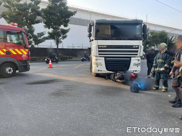 ▲▼小港區今早一名聯結車駕駛於轉彎時，疑因未禮讓直行車，與對向機車發生擦撞，機車被壓在聯結車頭下方，所幸騎士僅受輕傷。（圖／記者吳世龍翻攝）