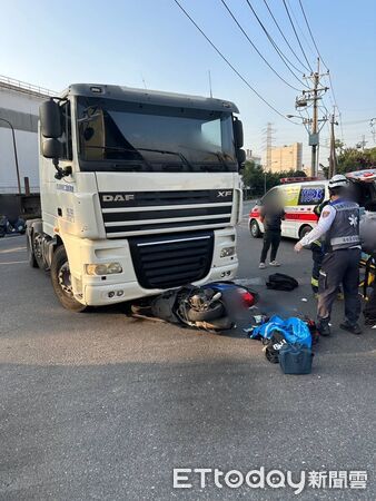 ▲▼小港區今早一名聯結車駕駛於轉彎時，疑因未禮讓直行車，與對向機車發生擦撞，機車被壓在聯結車頭下方，所幸騎士僅受輕傷。（圖／記者吳世龍翻攝）