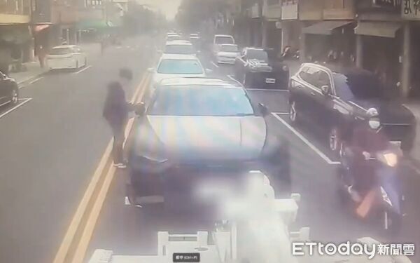 ▲苗栗警方執行違停拖吊，黃姓男子趁停第紅燈偷鑽進車內，騙過警方開走車；警方依其自拍影片將追究刑責。（圖／記者楊永盛翻攝）