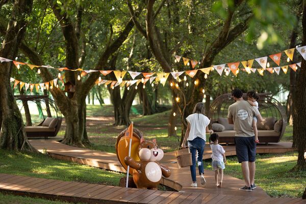 ▲天成逸旅-朋趣豪華露營雲端號,栗比樹屋,迷你高爾夫,晚餐BBQ火烤饗宴。（圖／業者提供）