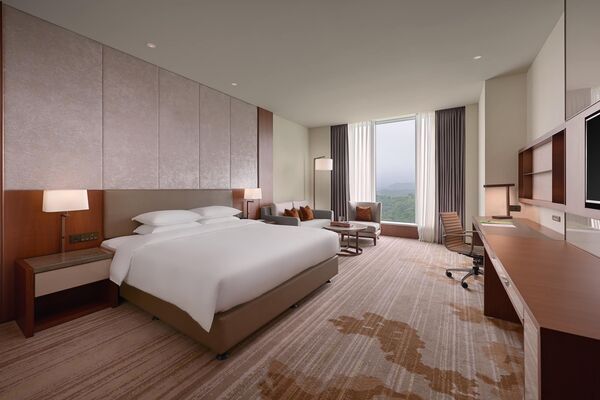 ▲「樂遊六福假期」三天兩夜住房專案，結合全台唯一的生態度假旅館「關西六福莊」、都會五星「台北六福萬怡酒店」及六福村主題遊樂園。（圖／業者提供）