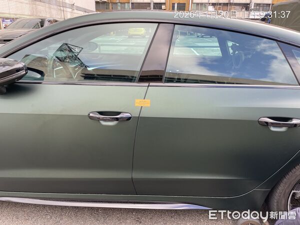 ▲苗栗警方執行違停拖吊，黃姓男子趁停第紅燈偷鑽進車內，騙過警方開走車；警方依其自拍影片將追究刑責。（圖／記者楊永盛翻攝）