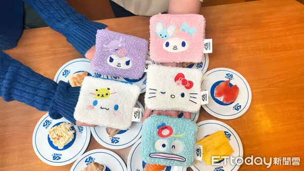 ▲藏壽司x三麗鷗聯名周邊最終回　5款超可愛毛絨零錢包滿額送。（圖／藏壽司提供）