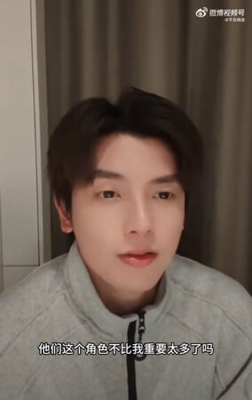 ▲▼短劇男神何聰睿自嘲「掛件男主」挨轟甩鍋。（圖／翻攝自微博）