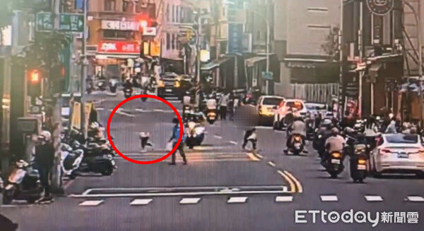 ▲▼ 高雄女童「百米衝刺」橫穿馬路險遭撞　家長後方慢步下場慘了。（圖／記者賴文萱翻攝）