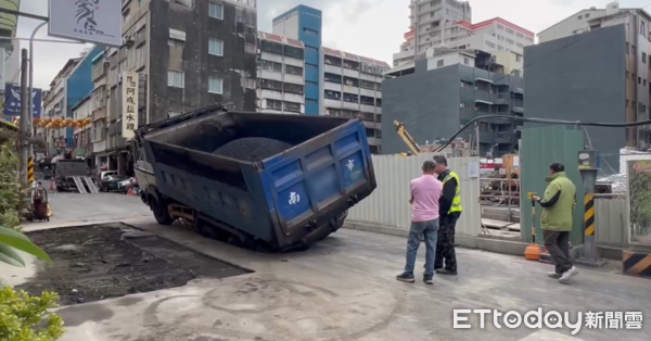 ▲台南市中西區五妃街21日上午再度塌陷，造成大型砂石車陷入天坑中動彈不得。（記者林東良翻攝，下同）