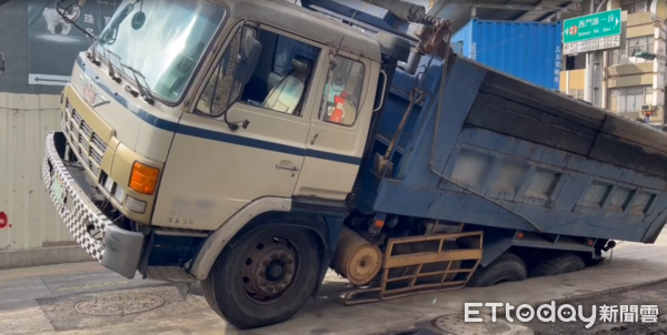 ▲台南市中西區五妃街21日上午再度塌陷，造成大型砂石車陷入天坑中動彈不得。（記者林東良翻攝，下同）