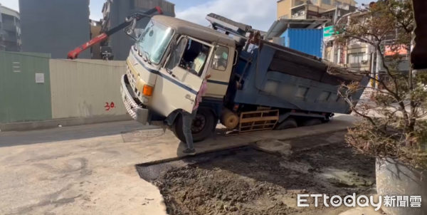 ▲台南市中西區五妃街21日上午再度塌陷，造成大型砂石車陷入天坑中動彈不得。（記者林東良翻攝，下同）