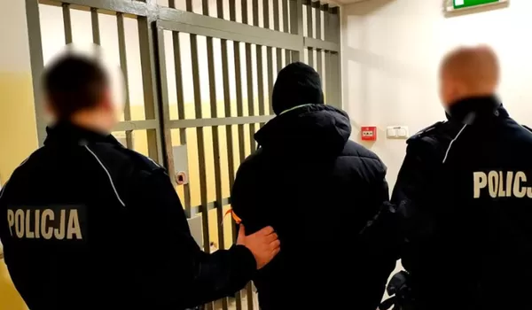 警察找上門　通緝犯爸意外被6歲兒出賣「爸爸在玩捉迷藏」。（圖／翻攝自Komenda Miejska Policji）