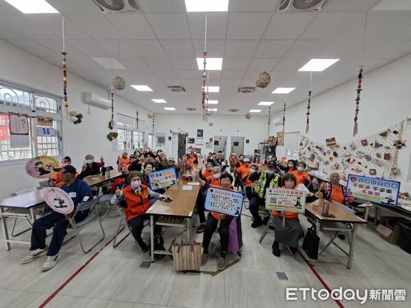 ▲太麻里警前往泰和社區活動中心，向長者進行交通安全及反詐騙宣導。（圖／記者楊晨東翻攝）