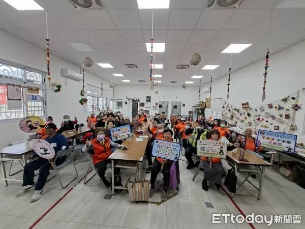 ▲太麻里警前往泰和社區活動中心，向長者進行交通安全及反詐騙宣導。（圖／記者楊晨東翻攝）