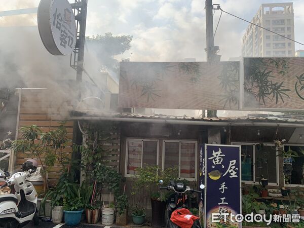 ▲台南市永康區中華二路商店21日清晨發生火警，消防人員到場迅速佈線搶救。（記者林東良翻攝）