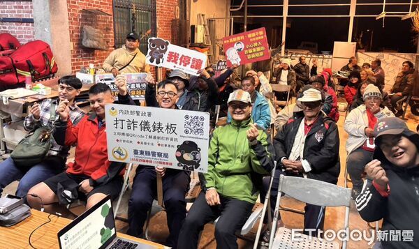 ▲利稻派出所所長胡松俊仁，以布農族語及國語向村民宣導防詐與交通安全。（圖／記者楊晨東翻攝）