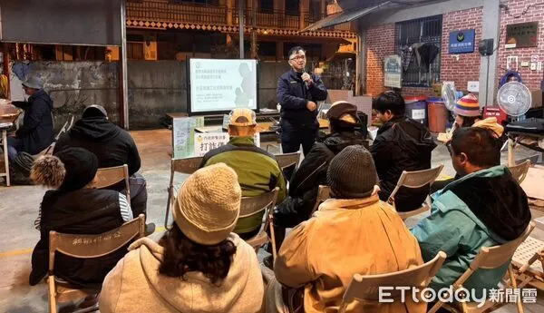 ▲利稻派出所所長胡松俊仁，以布農族語及國語向村民宣導防詐與交通安全。（圖／記者楊晨東翻攝）