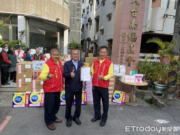 ▲大台南總工會攜手多個工會與民間團體寒冬送暖，捐贈年節物資關懷30戶職災與弱勢勞工家庭。（記者林東良翻攝，下同）