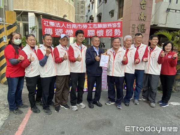 ▲大台南總工會攜手多個工會與民間團體寒冬送暖，捐贈年節物資關懷30戶職災與弱勢勞工家庭。（記者林東良翻攝，下同）