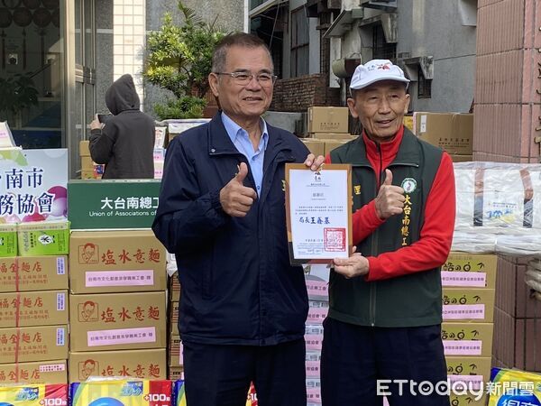 ▲大台南總工會攜手多個工會與民間團體寒冬送暖，捐贈年節物資關懷30戶職災與弱勢勞工家庭。（記者林東良翻攝，下同）